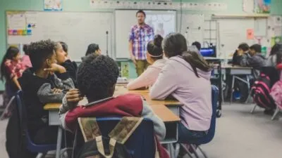 Enseignants et formateurs : 10 prompts IA pour révolutionner vos cours