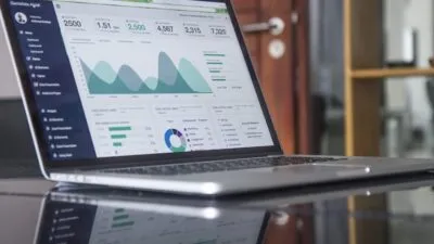 SEO et marketing digital : 12 prompts IA pour dominer les résultats