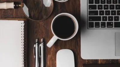 50 % des travailleurs américains utilisent l'IA générative : la Fed décrypte l'adoption réelle