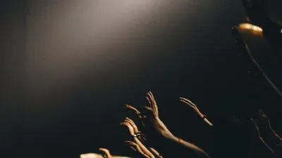 OpenAI rachete TBPN : quand un labo d&rsquo;IA s&rsquo;offre un talk-show pour controler le recit