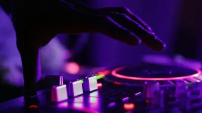 Deepfakes vocaux : les arnaques par clonage de voix IA explosent de 148% en 2026